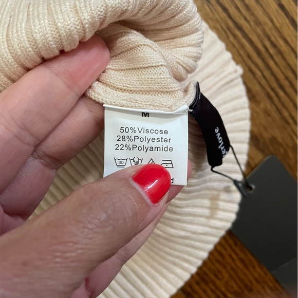 Bloggerlove Cream Sweater Tunic Black Trim, Size Medium, NWT - Picture 9 of 9